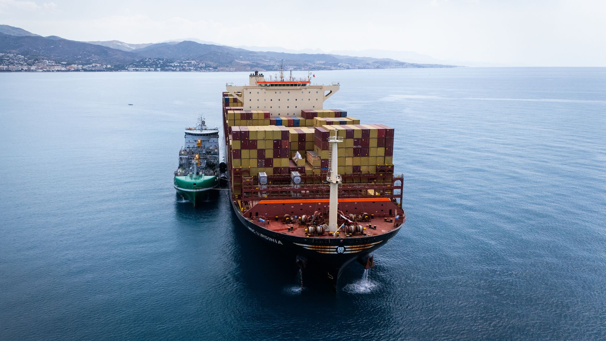 bunkering GNL a portacontenedores en fondeo en Malaga bunkering GNL a portacontenedores en fondeo en Malaga