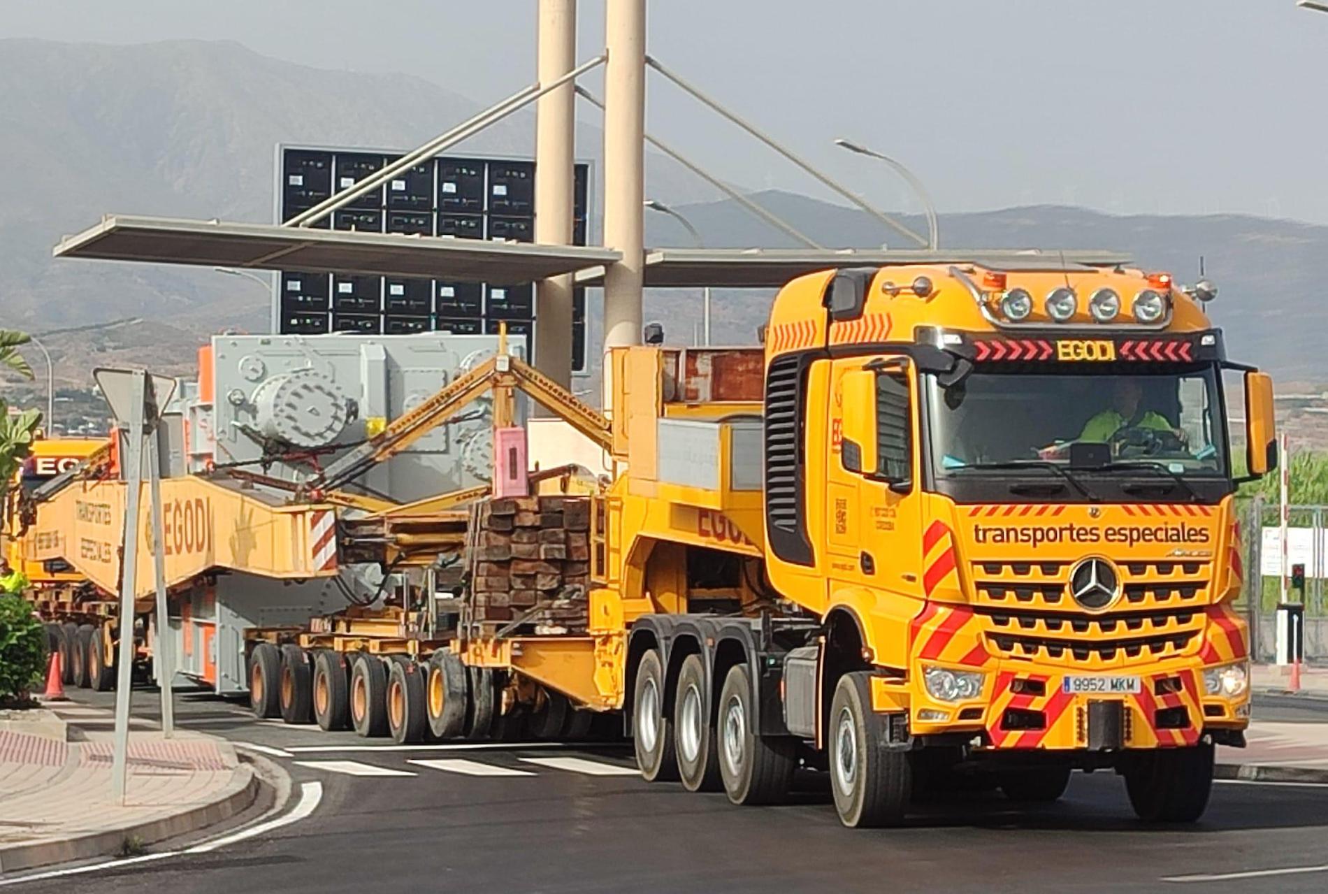 camion transporte especial trafico Hitachi puerto Motril