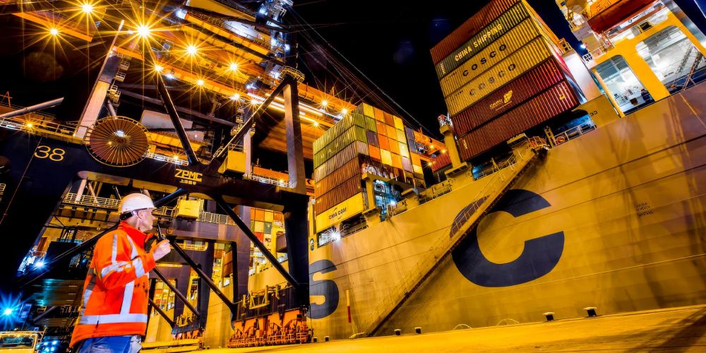 werknemer portofoon containerschip havenbedrijf rotterdam eric bakker juni 2020(1) werknemer portofoon containerschip havenbedrijf rotterdam eric bakker juni 2020(1)
