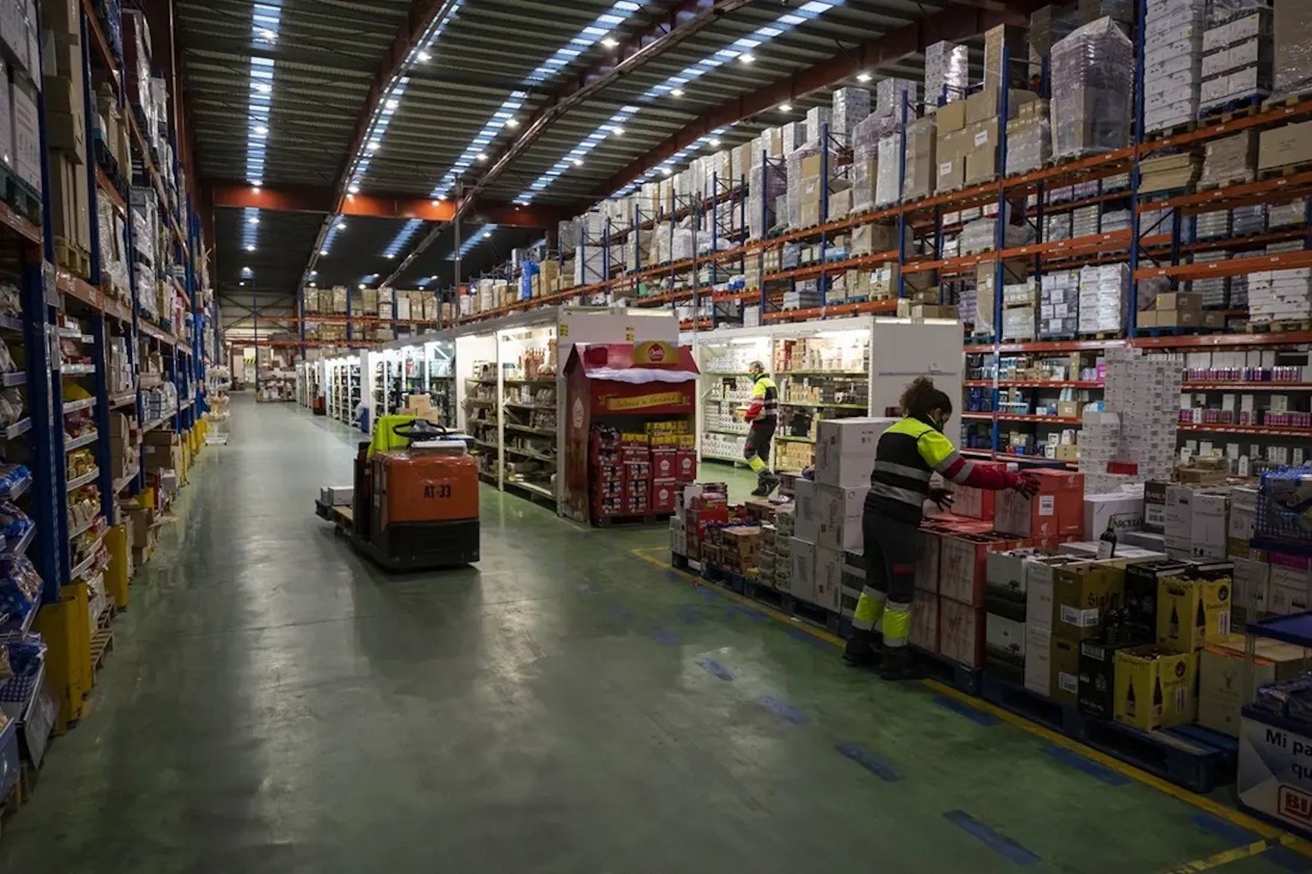 Covirán se apoya en una red logística formada por 26 plataformas de distribución en España y Portugal.