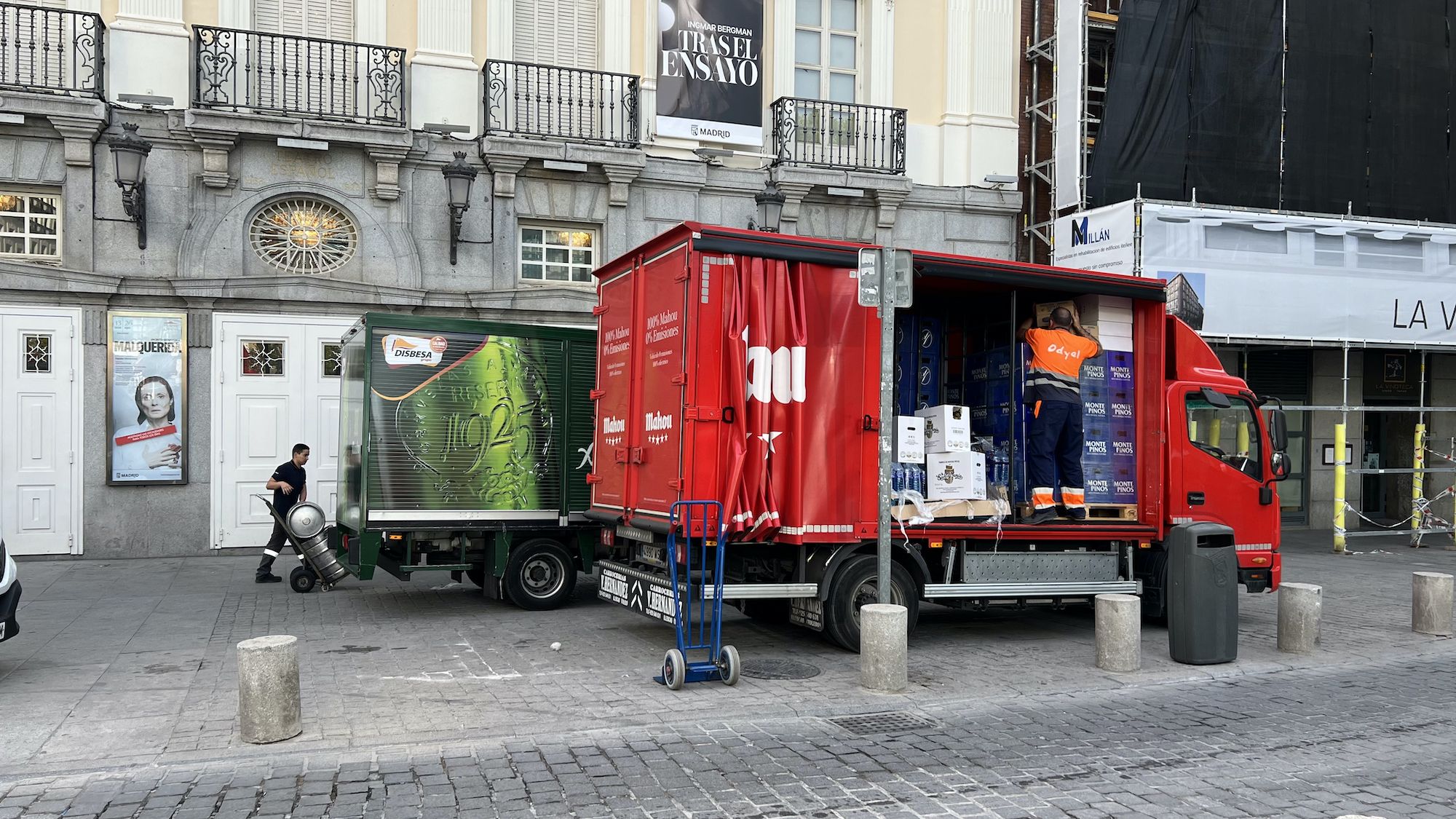 camiones distribucion DUM Horeca Alhambra Mahou con repartidor