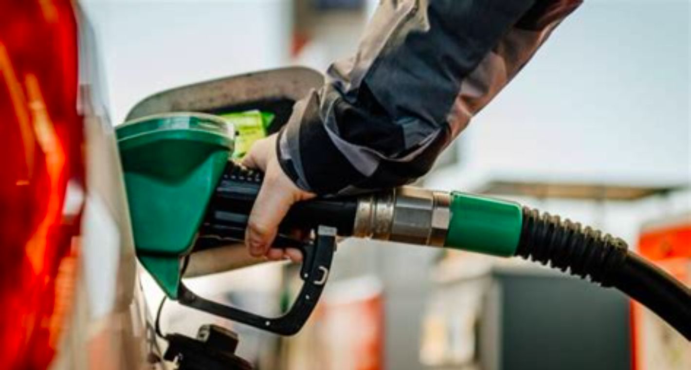 repostaje gasoleo camion en estacion de servicio