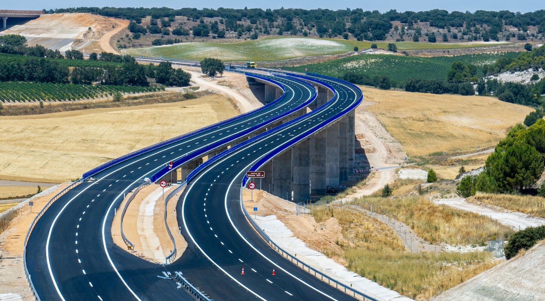 La A-11 vertebra la cuenca del Duero que cruza Castilla y León.