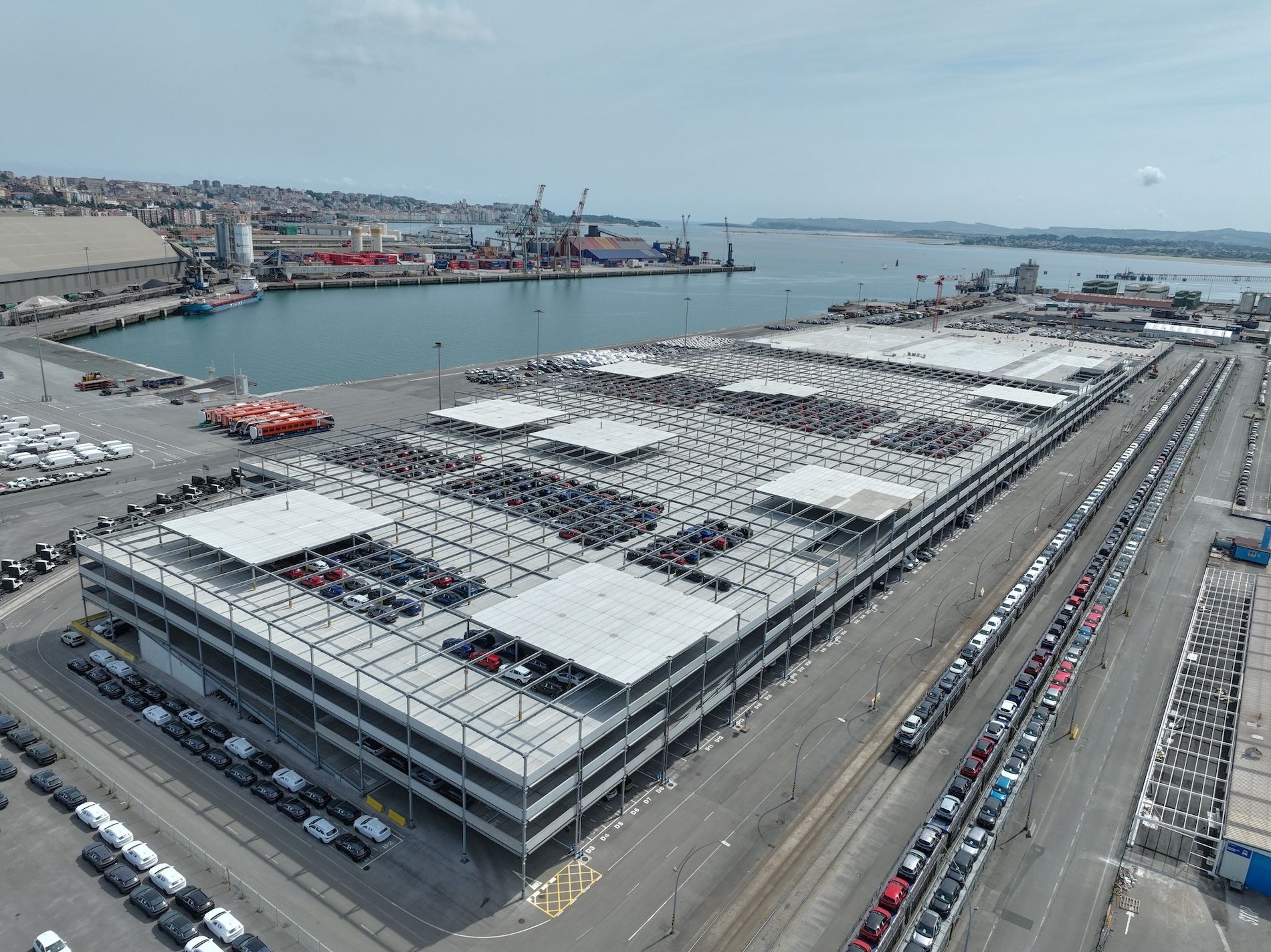 Se ha realizado un importante esfuerzo en materia de infraestructuras, con obras tan destacadas como el silo vertical de automóviles.