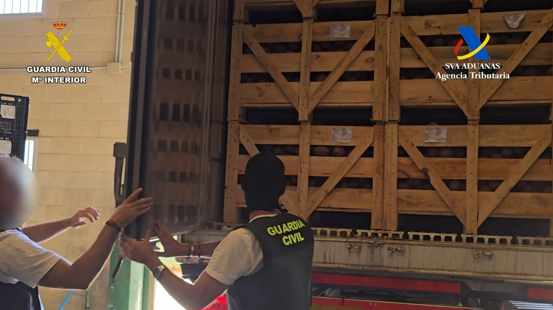 La droga viajaba escondida al fondo del semirremolque.