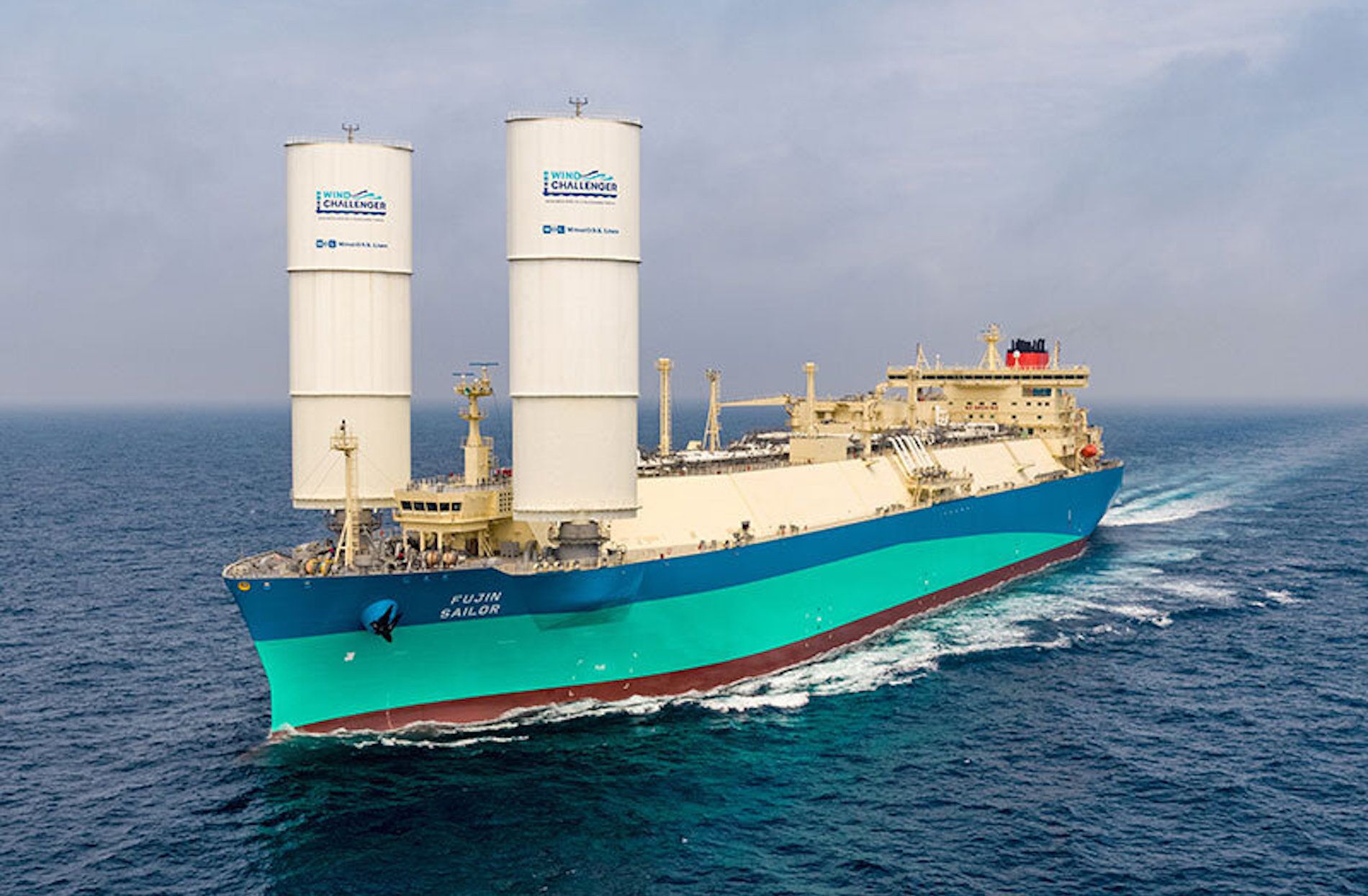 MOL gasero GNL con dos velas