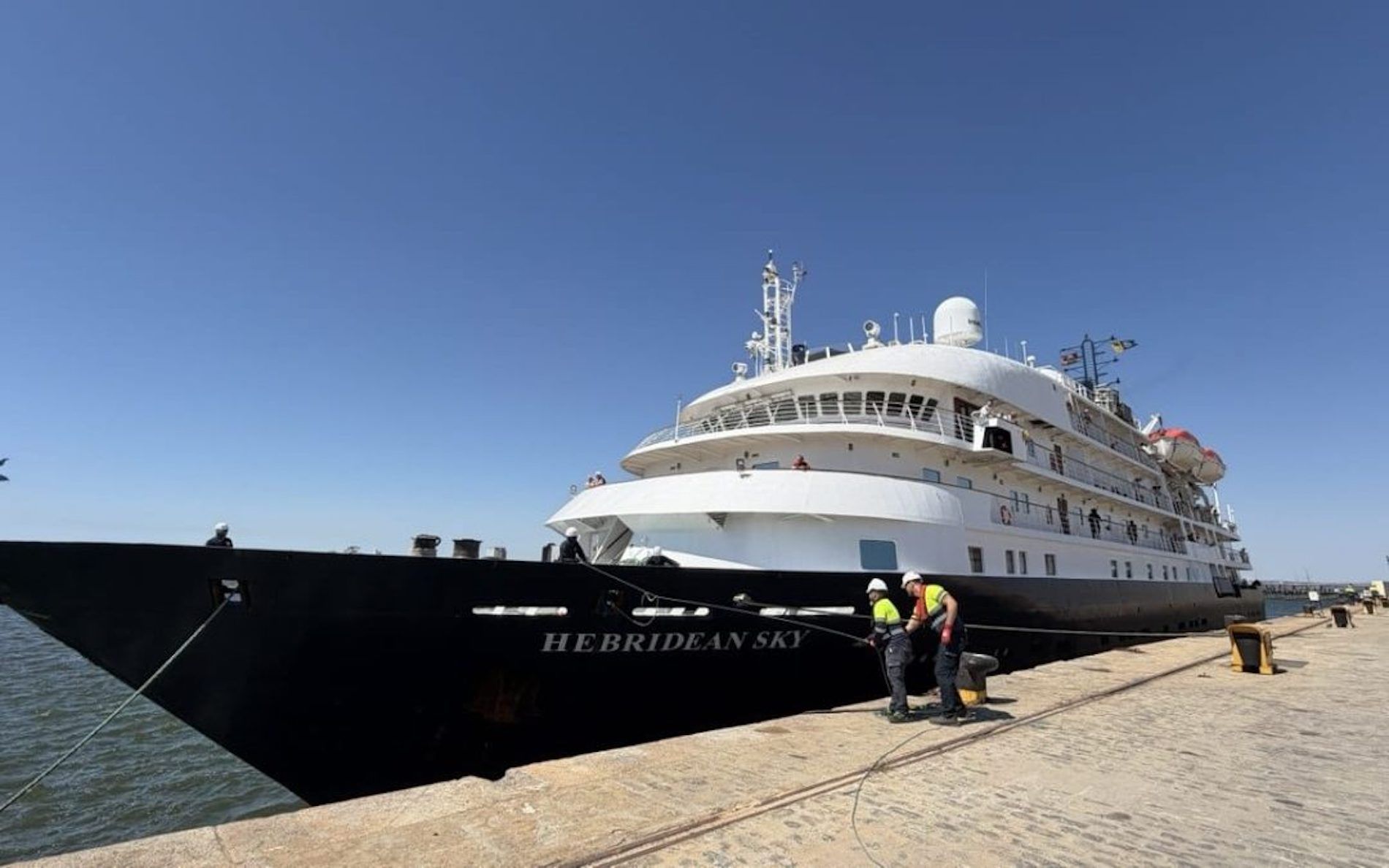 crucero Hebridean Sky atracado en el puerto de Huelva