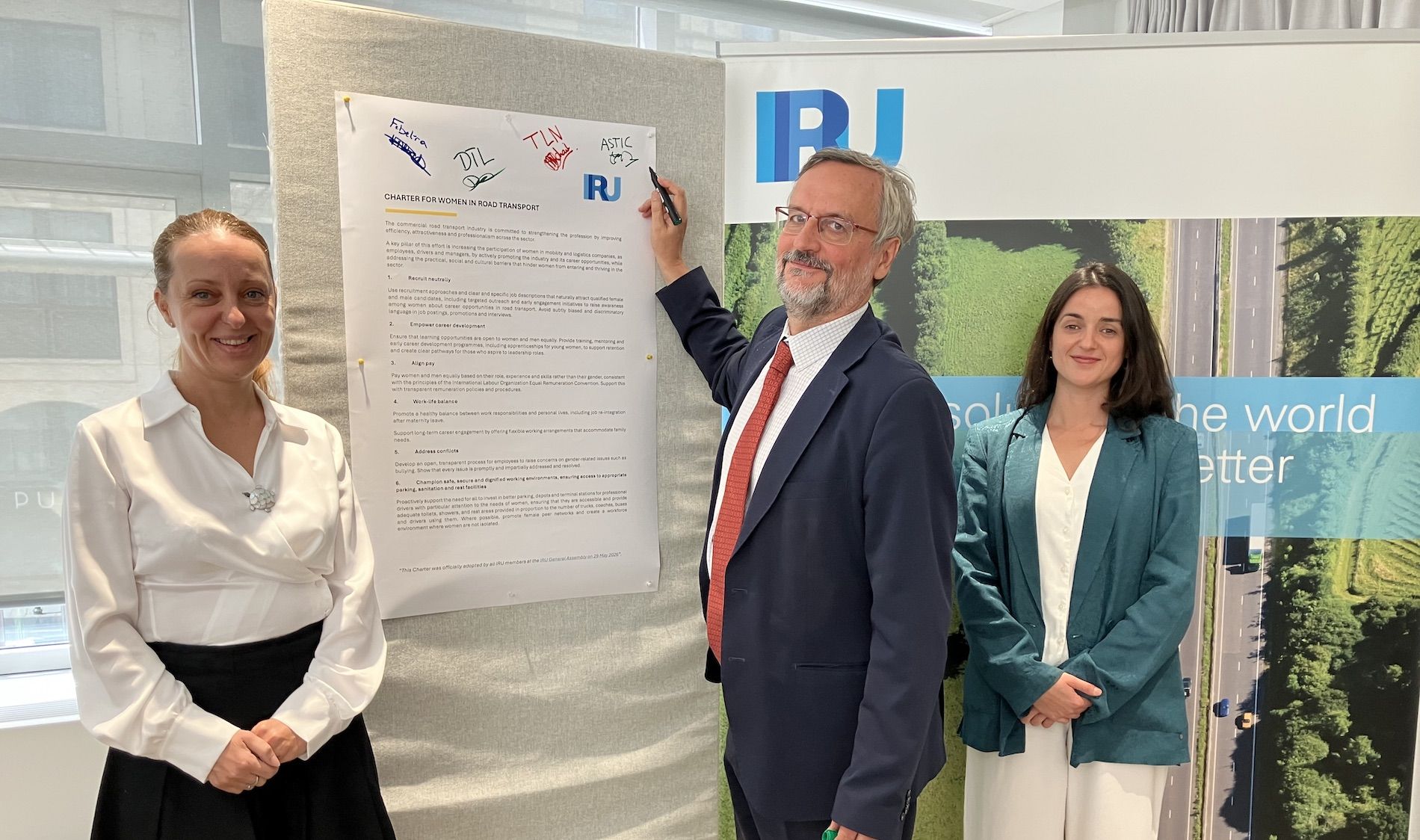 José Manuel Pardo, director técnico de Astic, ha suscrito en nombre de la organización la Carta de la Iru para la Mujer en el Transporte.