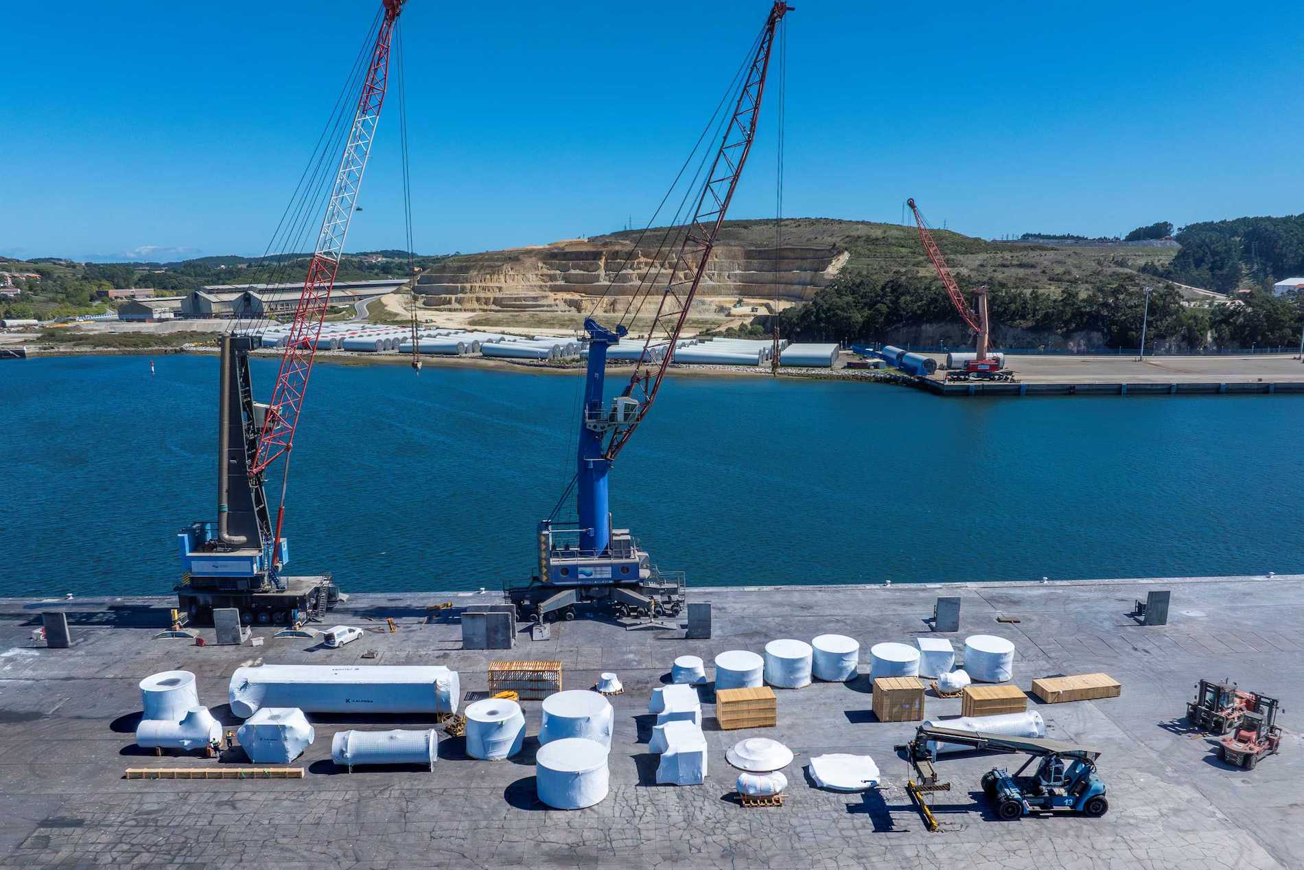 La operativa se ha realizado en la ampliación del muelle de Raíces de la rada.