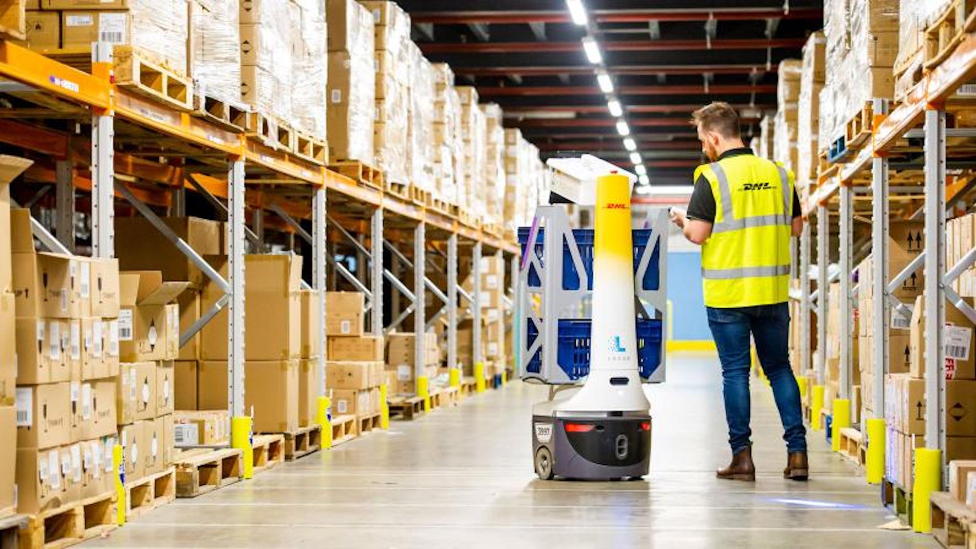 trabajador con robot almacen DHL
