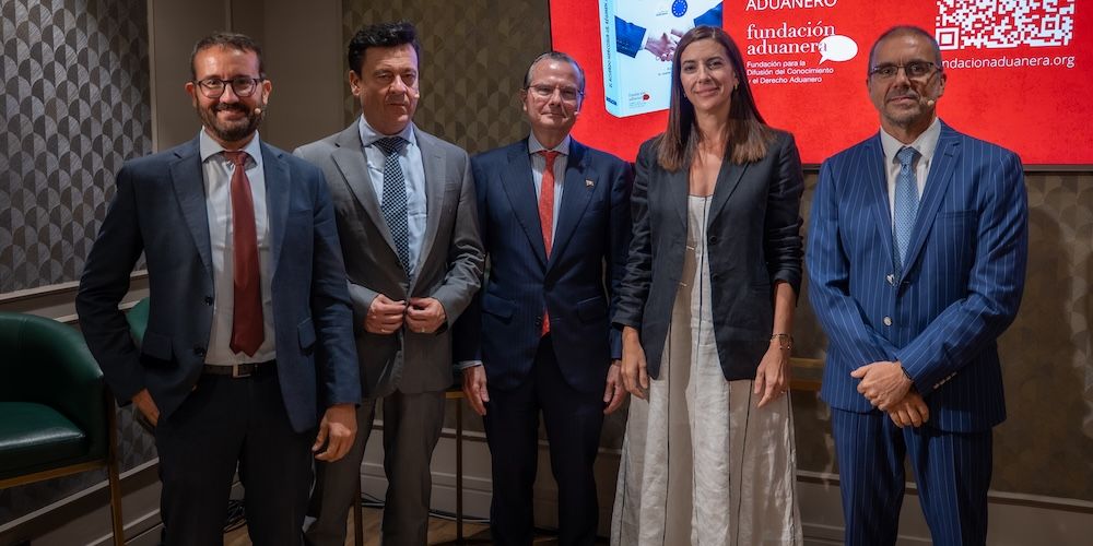 Los autores Álvaro Fernández y Carlos Narváez, junto a Alejandro Arola, presidente de Arola y la Fundación Aduanera, Nerea Rodríguez, del Departamento de Aduanas y Fernando Salazar, director de la Fundación Aduanera.