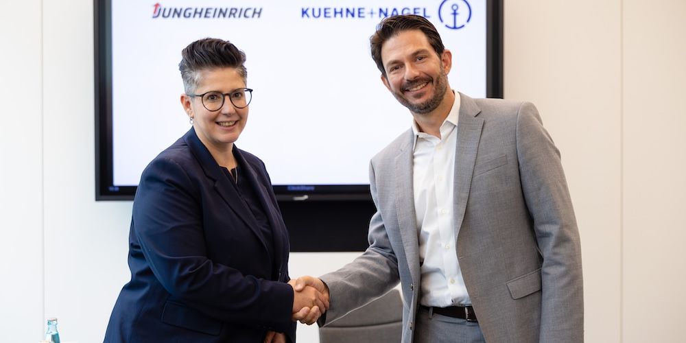 Nadine Despineux, directora de Ventas de Jungheinrich, y Eduardo Razuck, vicepresidente ejecutivo de Logística Contractual y miembro del Consejo de Administración de Kuehne+Nagel.