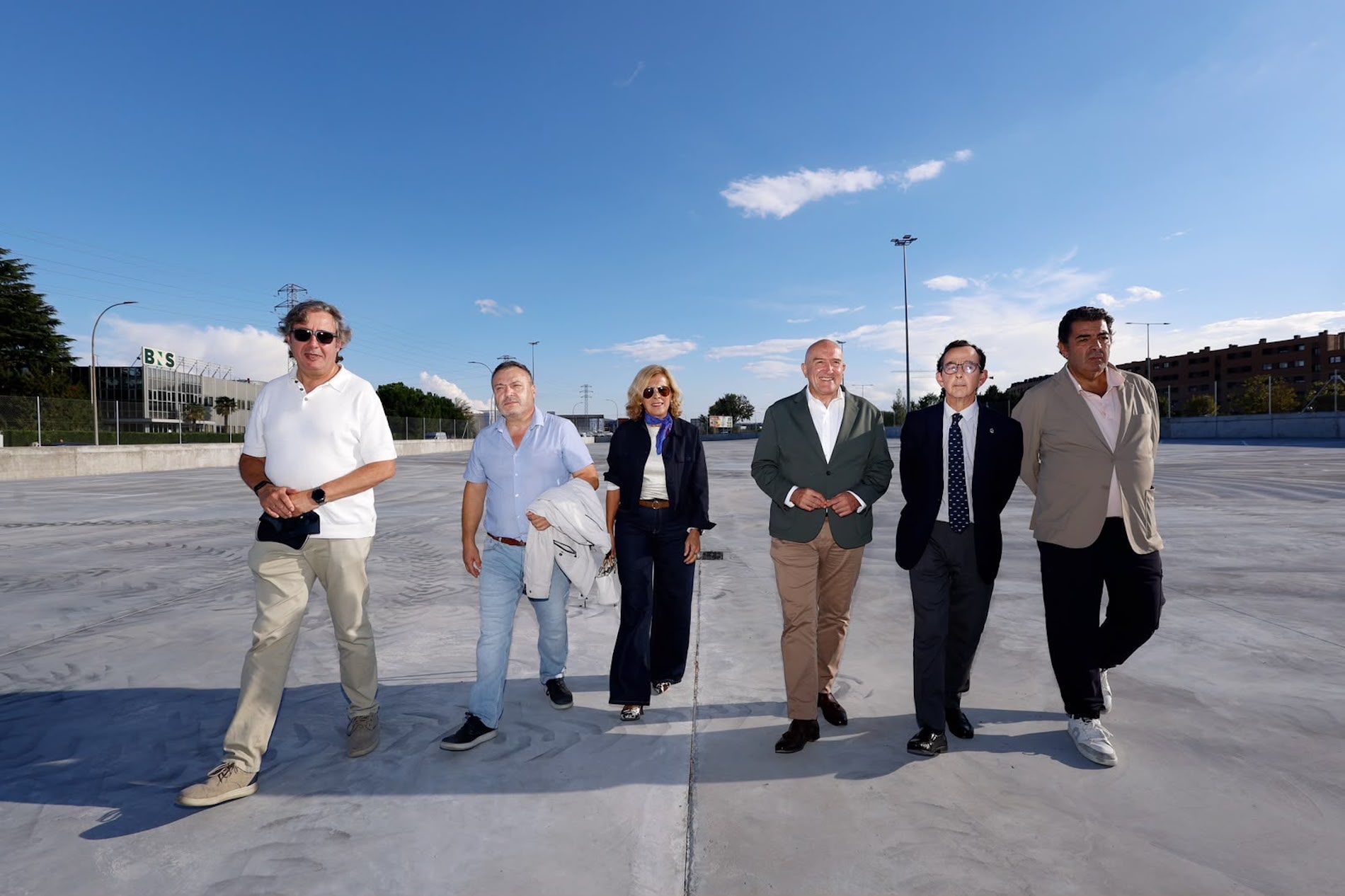 La instalación ofrece un espacio adecuado y ordenado para el estacionamiento de camiones.