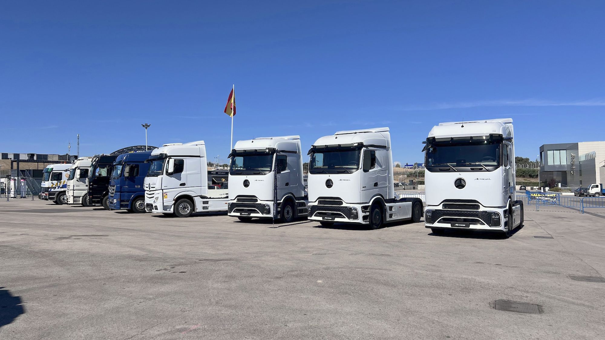 130 años después del primer vehículo de 4 CV, Mercedes-Benz Trucks sitúa la electrificación, el hidrógeno, la eficiencia del diésel y la automatización como los pilares de las siguientes etapas.