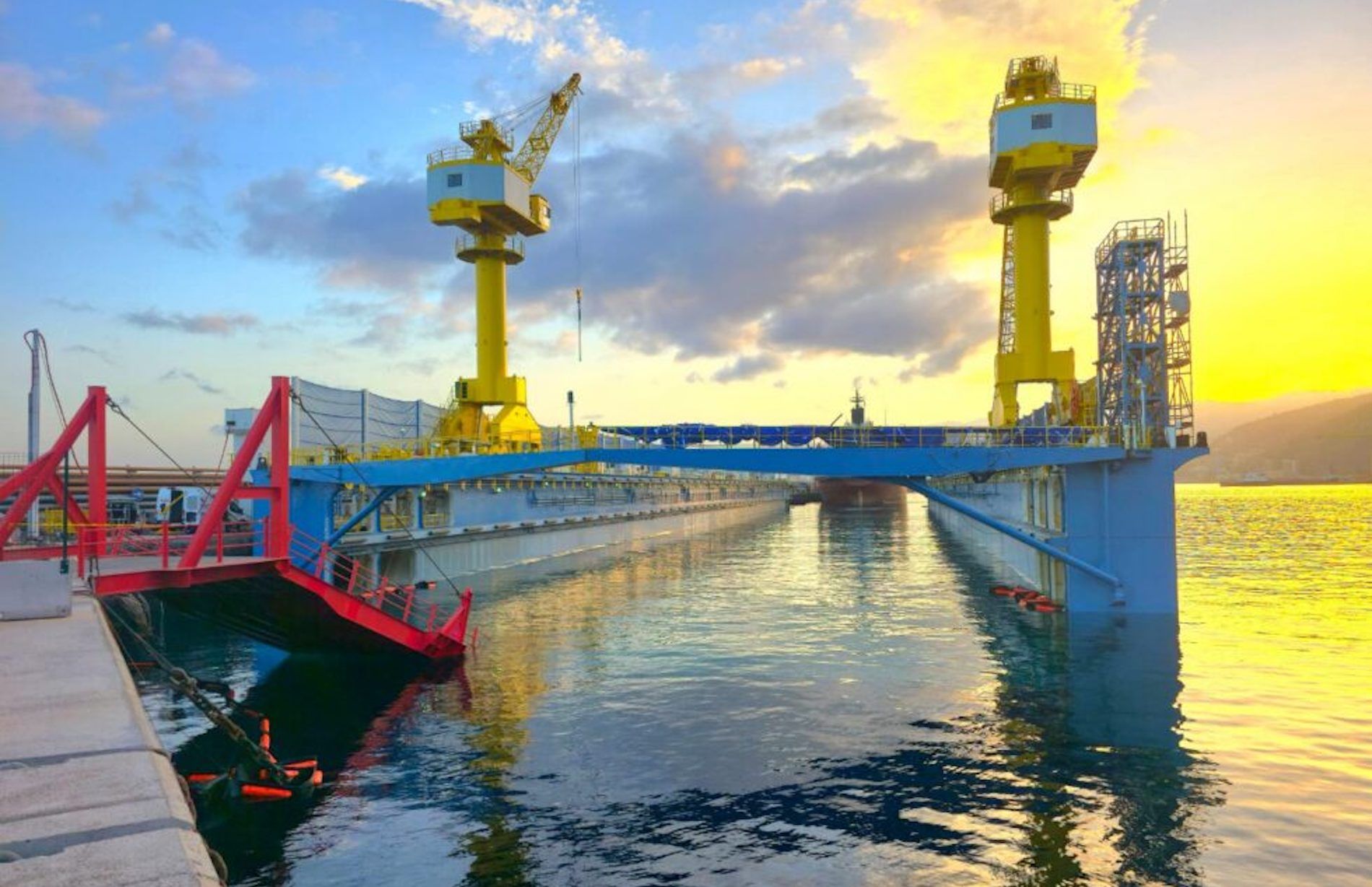 El primer buque atendido en el complejo ha sido el granelero 'Ocean Crown'.
