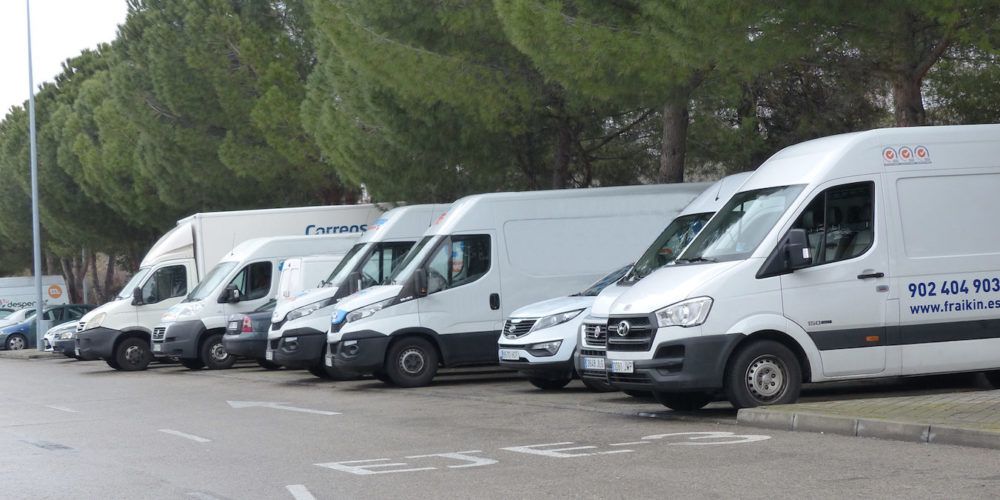 furgonetas-varias-marcas-aparcadas-en-ctm-madrid