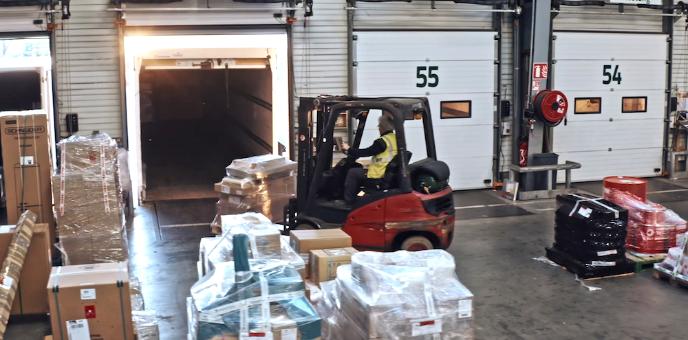 carretilla almacen carga camion muelle cross dock empleo empleado empleo trabajador almacen
