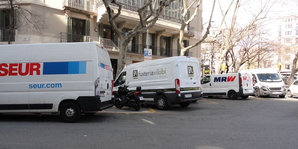 furgonetas Seur MRW en Barcelona en el ensanche