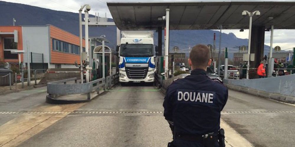 aduana-frontera-camion-carretera-gendarme-francés