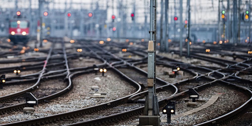 vias de tren entrecruzadas con semaforos