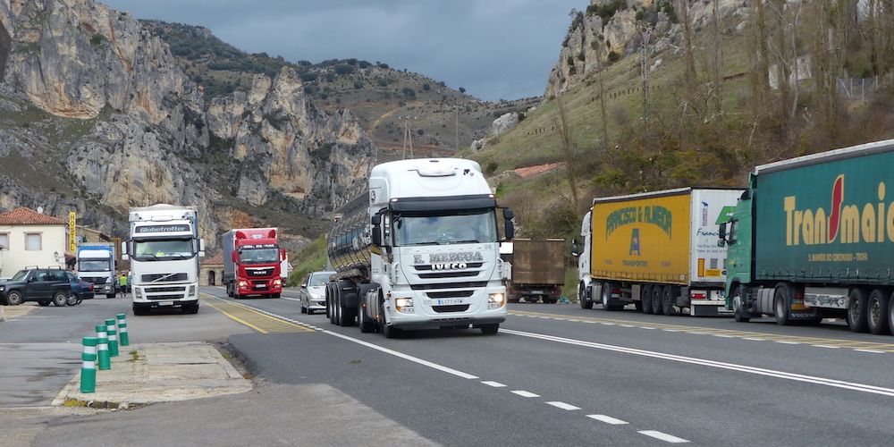 camiones en carretera Burgos desfiladero Pancorbo