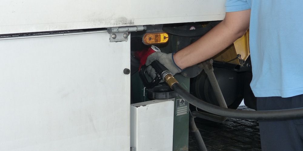 repostaje combustible diesel en poste de la base de transportes Fuentes en Murcia