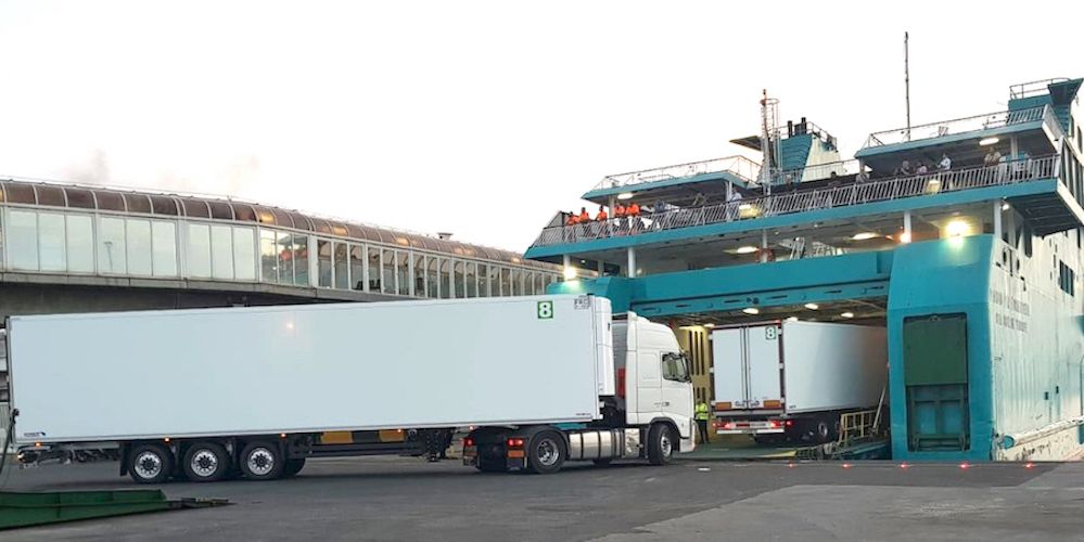 embarque de un camion de Acotral en un ferry de Balearia transporte ro-ro