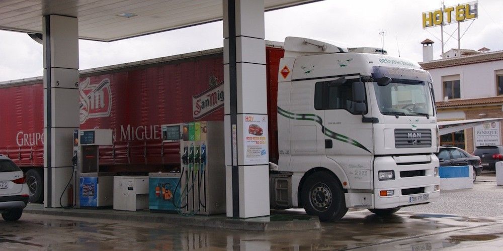 camion en gasolinera
