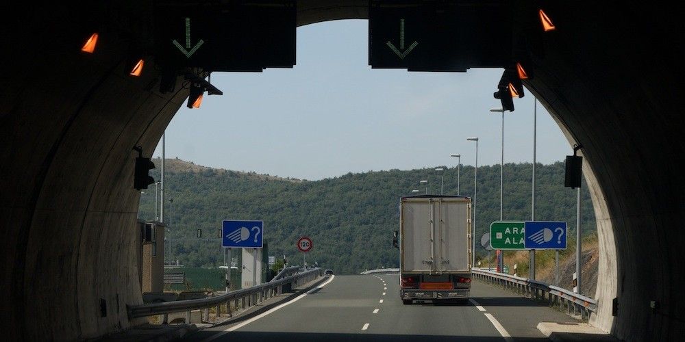 camion-Carretera-Vizcaya-salida-de-tunel