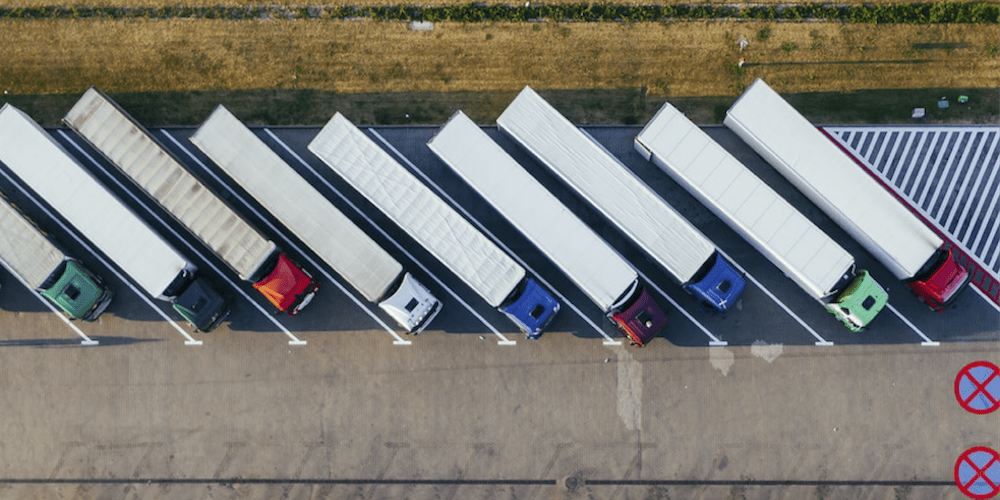 semirremolques cenital camiones aparcados transporte aparcamiento