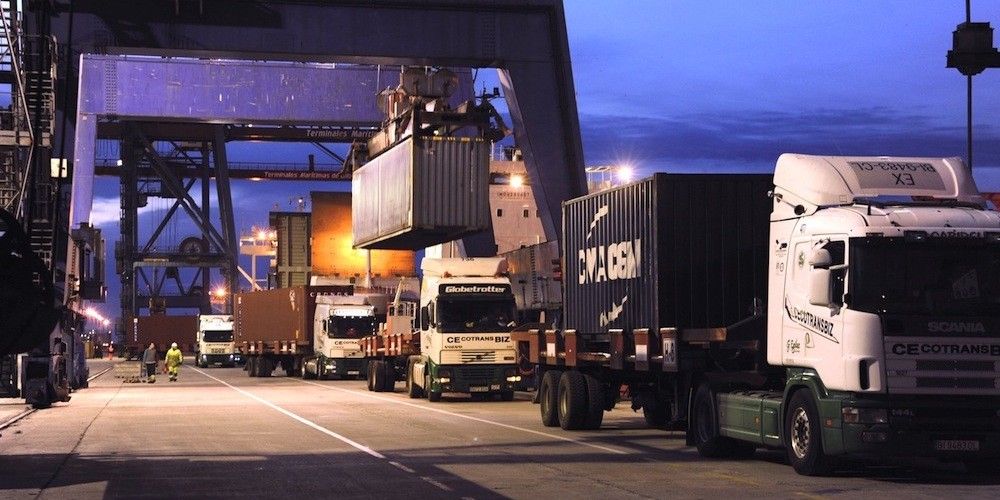 camiones-portacontenedores-en-el-puerto-de-bilbao