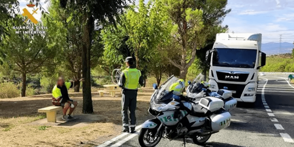 guardia civil con camionero
