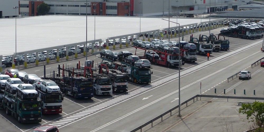 portavehiculos en la planta de Seat en Martorell