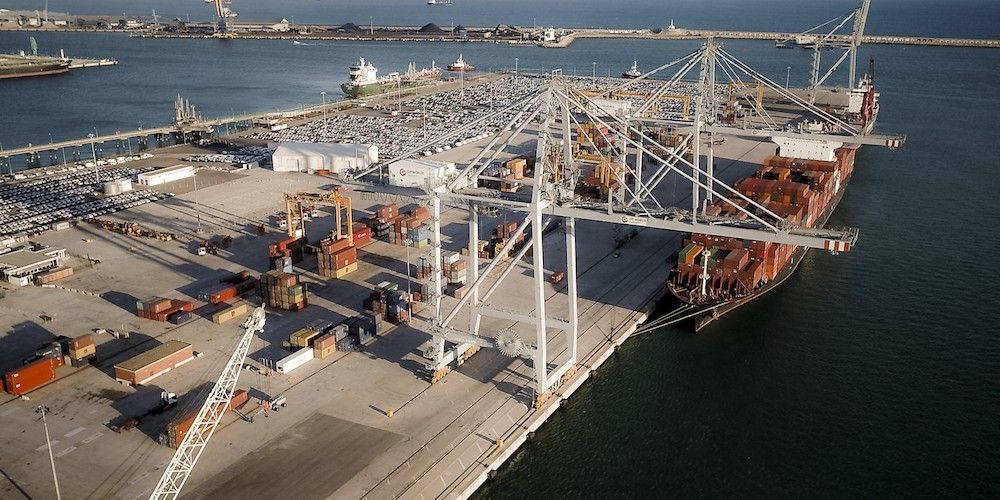 Terminal DP World puerto Tarragona contenedores y automoviles