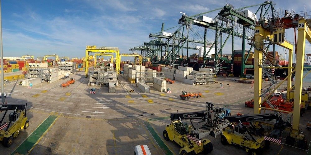gruas y contenedores terminal puerto valencia