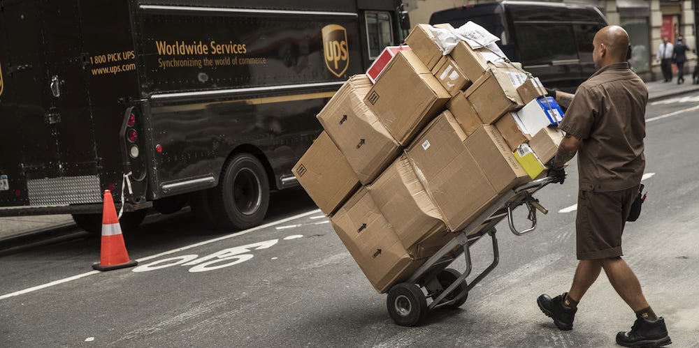 paquete mensajero UPS entrega last mile