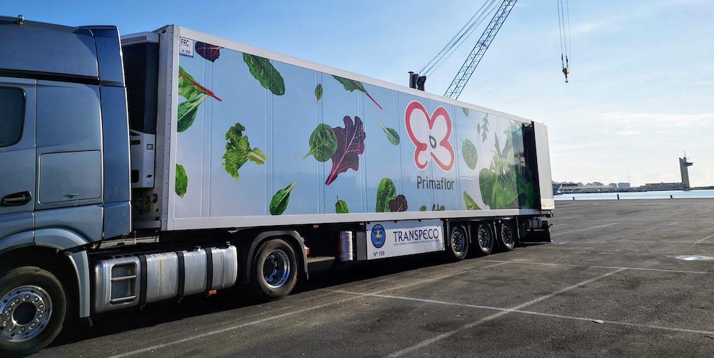 camion frigo aparcado en la terminal de trafico pesado del puerto de almeria