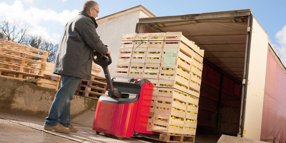 transpaleta carga cajas fruta en camion