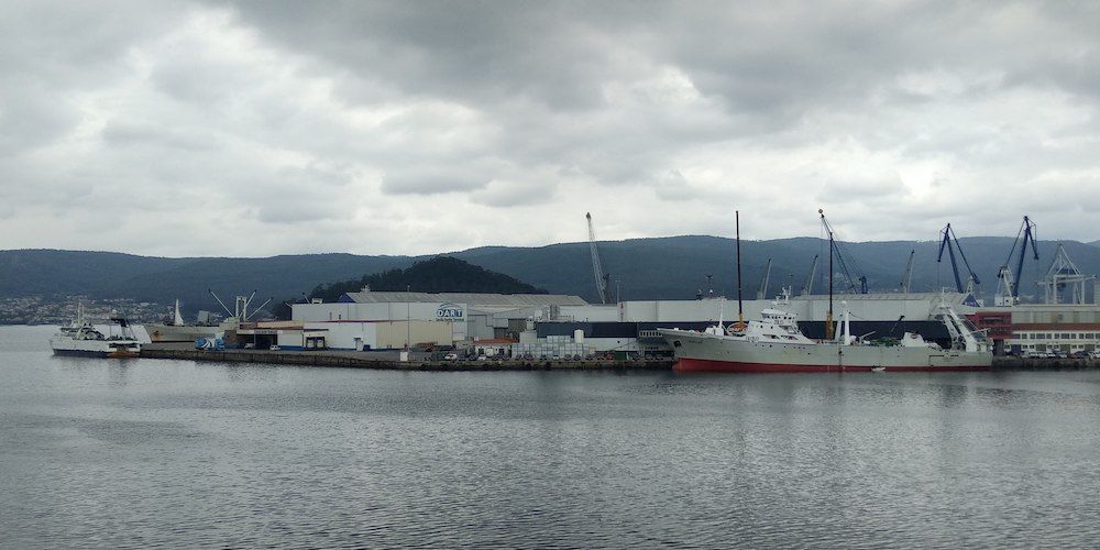 buques atracados en el puerto de marin