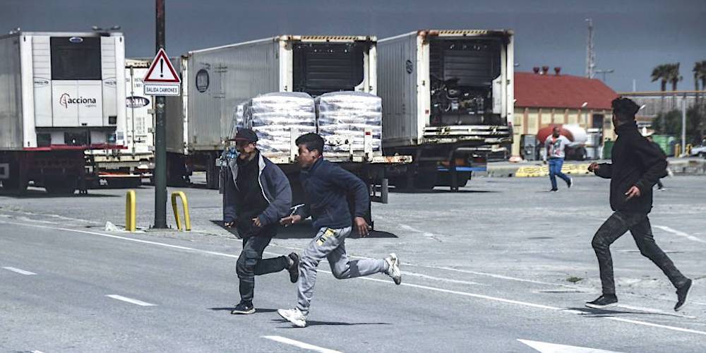 inmigramntes ilegales en las inmediaciones del puerto de ceuta