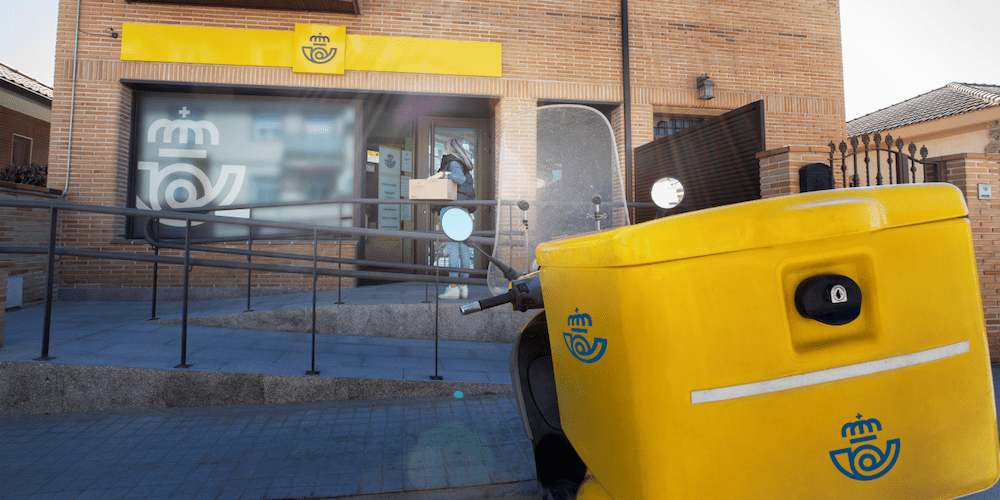 Oficina Torrejon de Velasco de Correos con moto