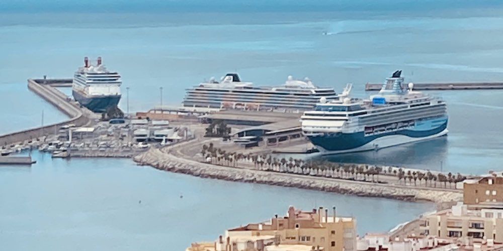 Tres cruceros en el puerto de Malaga