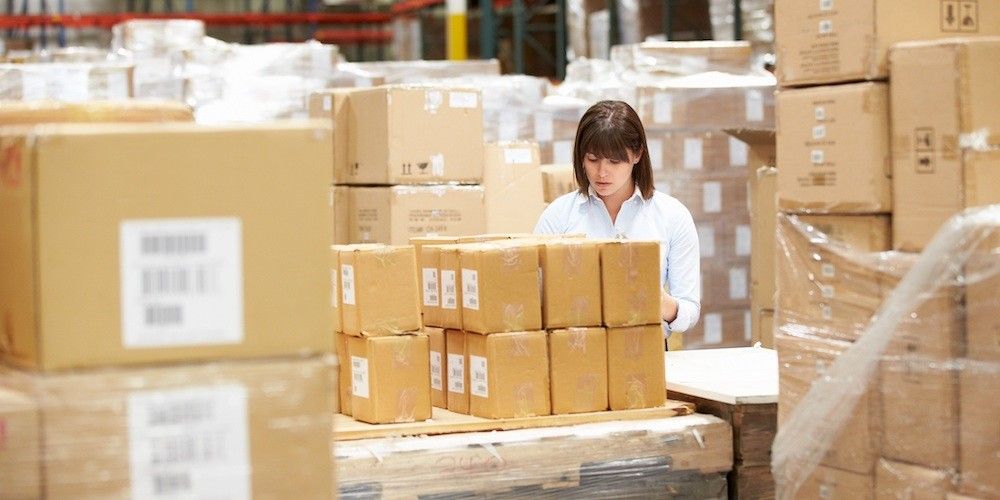 almacen operario cajas palets empleo trabajador logistica