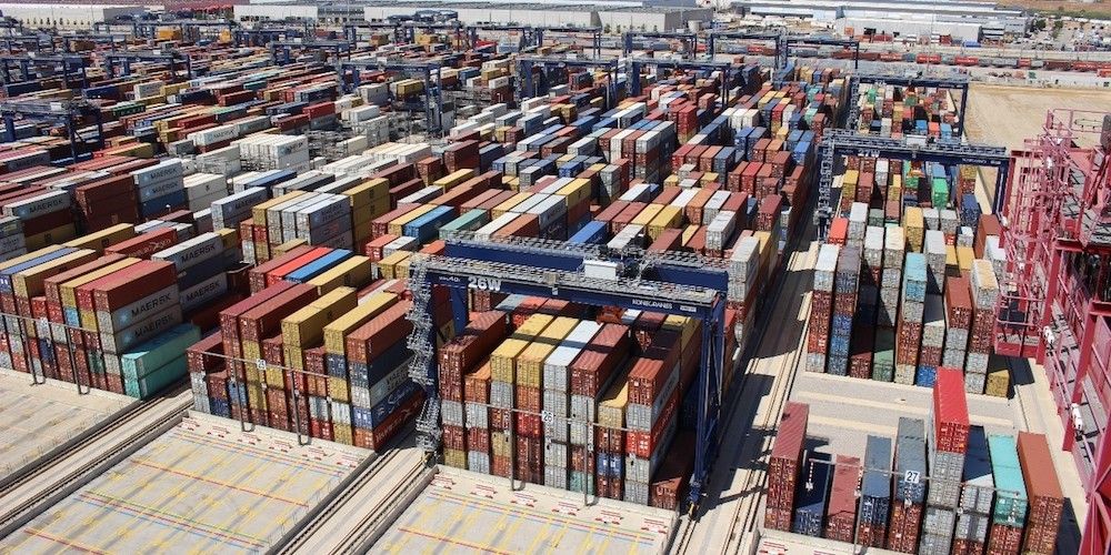 Contenedores en la terminal Best del puerto Barcelona