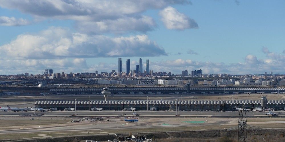 skyline Madrid cinco torres con pistas aeropuerto Barajas