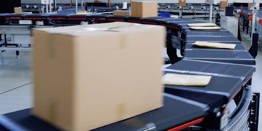 MHS-cinta-transportadora-con-paquetese-commerce-paqueteria-copia