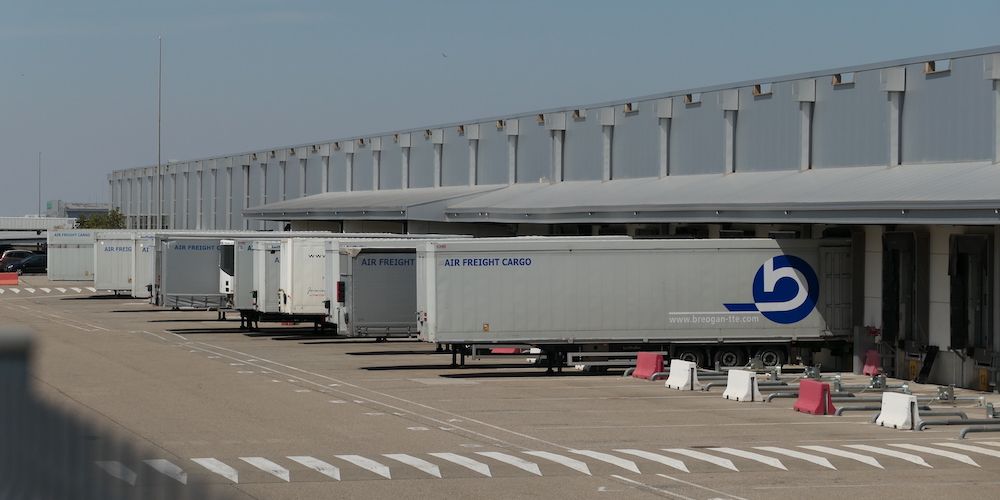 plataforma de Inditex muelle carga en PlaZa semis Breogan Air Freifght Cargo_1