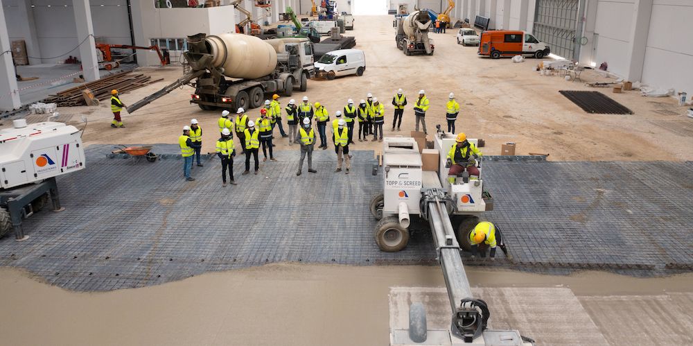 hormigonado de una solera en una nave logistica