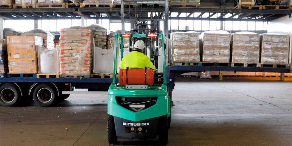 Carga-lateral-de-un-camion-con-una-carretilla-contrapesada