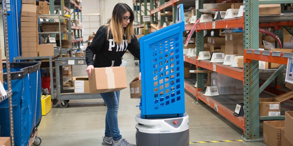 robot almacen con trabajador preparacion pedidos